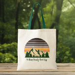 Grön skog för anpassad naturvård i familjen Vacati Tygkasse<br><div class="desc">Anpassa din egen familjs resa till säckar för att påbörja en resa genom naturen i sommar eller fall. Anpassa med ditt efternamn under den gröna skogen av träd och mörka bergsolnedgång för en cool semesterkeepy för din utomhusgrupp.</div>