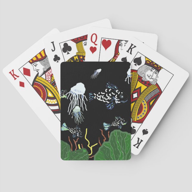 Grön svart fiskmanet som leker kort spel kort (Baksidan)