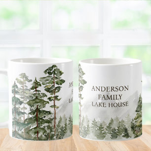 Grön tallskogs familjestuga vid sjön kaffemugg