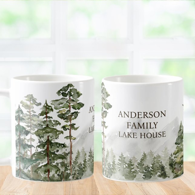 Grön tallskogs familjestuga vid sjön kaffemugg (In situ)