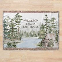 Grön tallskogs familjestugehus vid sjön