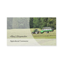 Grön traktor med ett silage laden släp