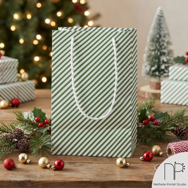 Grön vit diagonal randig presentpåse (This elegant green and white pinstripe gift bag features a chic diagonal design for any occasion.)