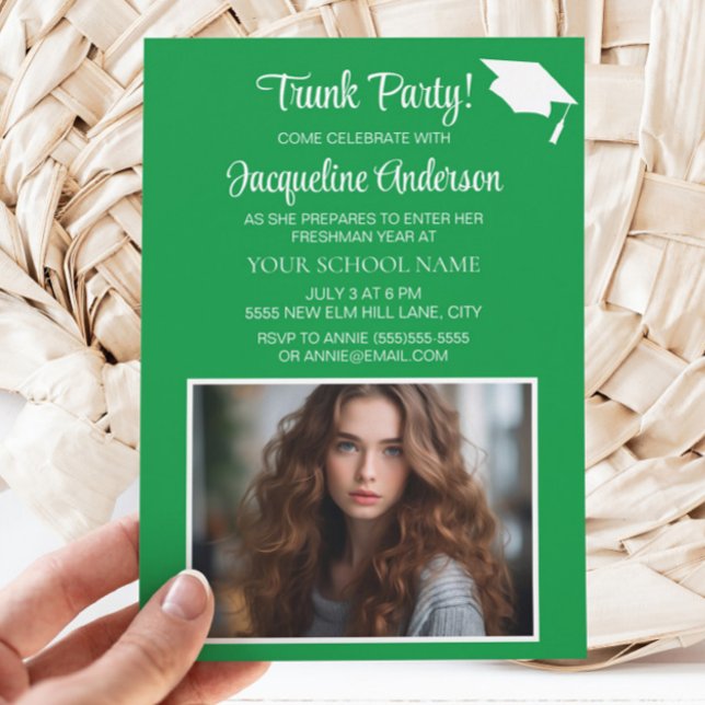 Grön Vit Examen Hatt Trunk Fest Foto I Inbjudningar (Green and white graduation Trunk Party photo invitation)