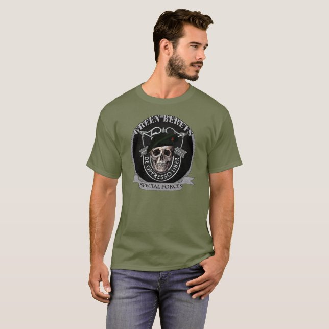 GRÖNA BASKERSAKKUNNIGSTYRKOR UTRUSTAR TEE SHIRT (Hel framsida)