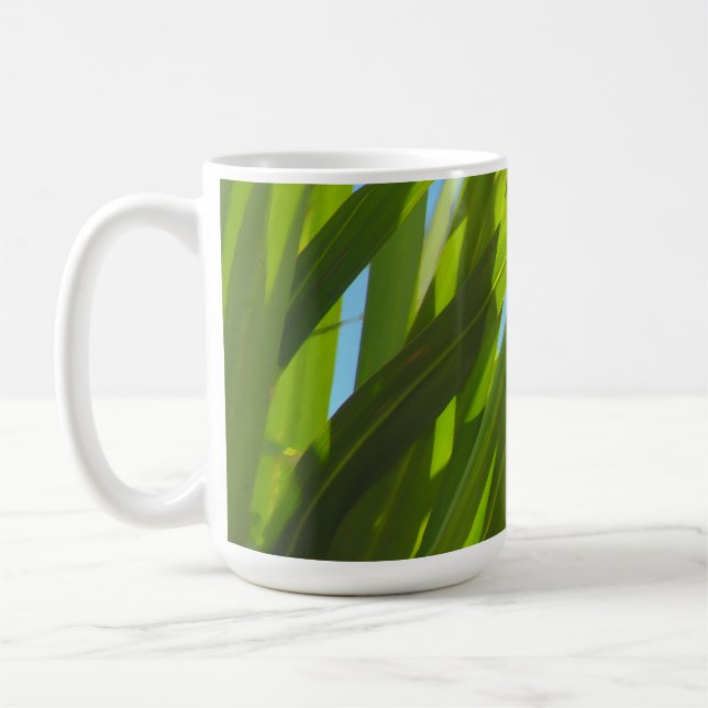 Gröna blad, solljus och blå himmel kaffemugg (Vänster)