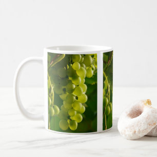 Gröna druvor på vinstockmugg kaffemugg
