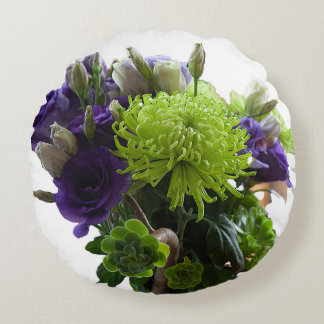 gröna och lila blommor runt kudde