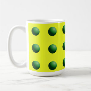 Gröna sfärer på gult kaffemugg