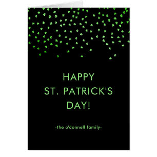 Gröna Shamrockkonfettiar på svart st patrick's day Hälsningskort