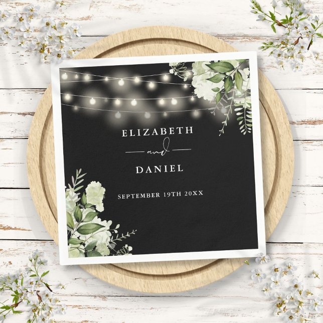Gröna slingor med svart och vit bröllopsbelysning pappersservett (Greenery String Lights Black And White Wedding Napkins)