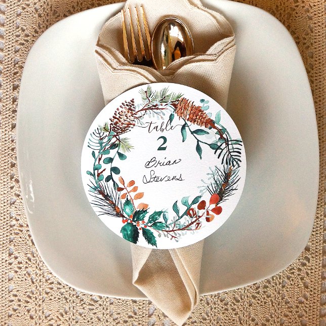 Gröna tall eukalyptus kottar krans namn etiketter inbjudningar (winter wedding reception table setting name place card unique rustic pinecone pine needles wreath)