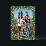 Gröna tall Glittrande Ljus Foto Personligt Julkort<br><div class="desc">Gröna tallgrenar med falska glittrande ljus ramar gör detta fotoholiday-kort överdrivet sött med "God Jul" typografi och datum på framsidan och plats på baksidan för din personliga julkänsla och familjenamn till alla dina familjer och vänner.</div>