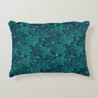 Gröna tallgrenar med vita snöflingor prydnadskudde