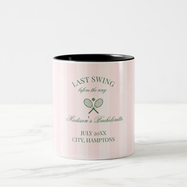Gröna tennisketcher rosa randiga bröllopsdusch  Två-Tonad mugg (Center)