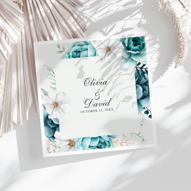 Gröna vildblomma bröllopservetter pappersservett (Teal and Off-White Wildflowers Wedding Paper Dinner Napkins on a sunny white table.)