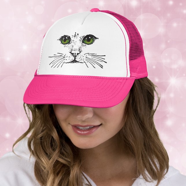 Grönögd katt ansikts morrhår keps (Black drawing of cat face with long whiskers and green eyes on ball cap.)