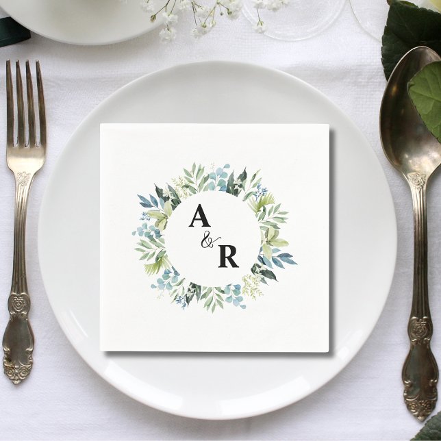 Grönska Blommig Monogram Anpassad Bröllopsdrink Pappersservett (Greenery floral monogram custom wedding cocktail napkins add fresh elegant charm to receptions.)