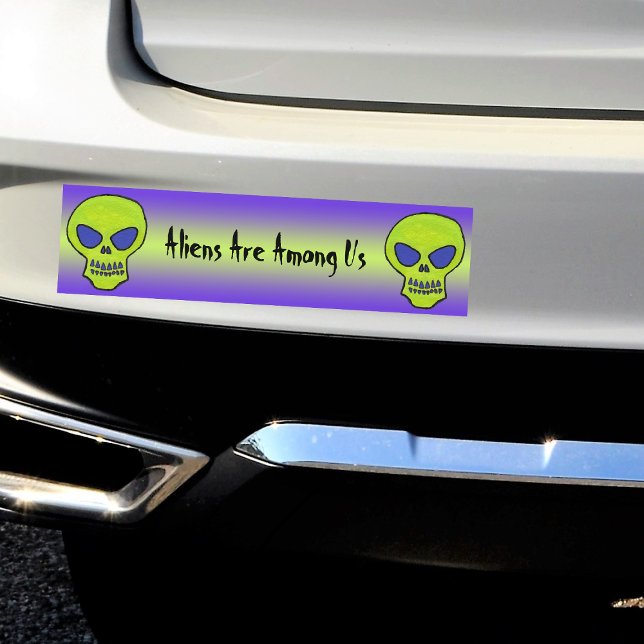 Grönt Alien Skull Bildekal (Two Neon green alien skulls on green and purple Aliens Are Among Us bumper sticker for your car.)