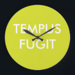 Grönt Anpassningsbar Text - latinska fraser Tempus Stor Klocka<br><div class="desc">Grönt och vit minimalistisk rund väggklocka med latinmotto "Tempus fugit". Anpassa inga sifferväggklockor med färg, favoritcitattecken och typsnitt. Personligens latin-fraser gör att väggklocksdesignen, av red_dress, innehåller den vita texten "Tempus Fugit" på gröntens bakgrund. Du kan enkelt anpassa Tempus Fugit-väggur med färg, citattecken och typsnitt. Klicka på orangen "Anpassa den!"! om...</div>