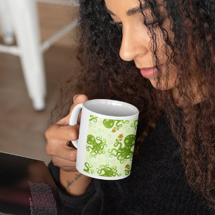 Grönt av bläckfisk med blommor kaffemugg