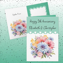 grönt av blommor under femårsjubileum i lycklig kort