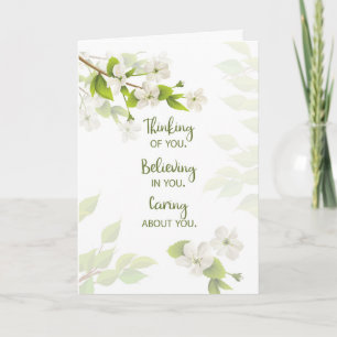Grönt av mjuka vita Blommar Kort