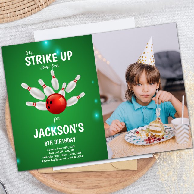 Grönt Bakgrund Blockering av födelsedagsinbjudning Inbjudningar (Green Background Bowling Birthday Invitations phot)