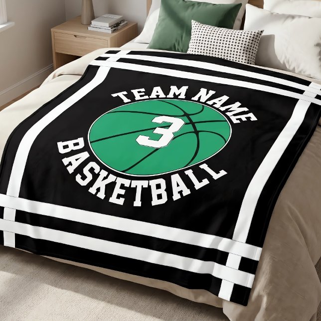 Grönt basketlag namn & spelarens nummer sporter fleecefilt (Personalized green basketball blanket on bed. Great for basketball players, teams and fans.)