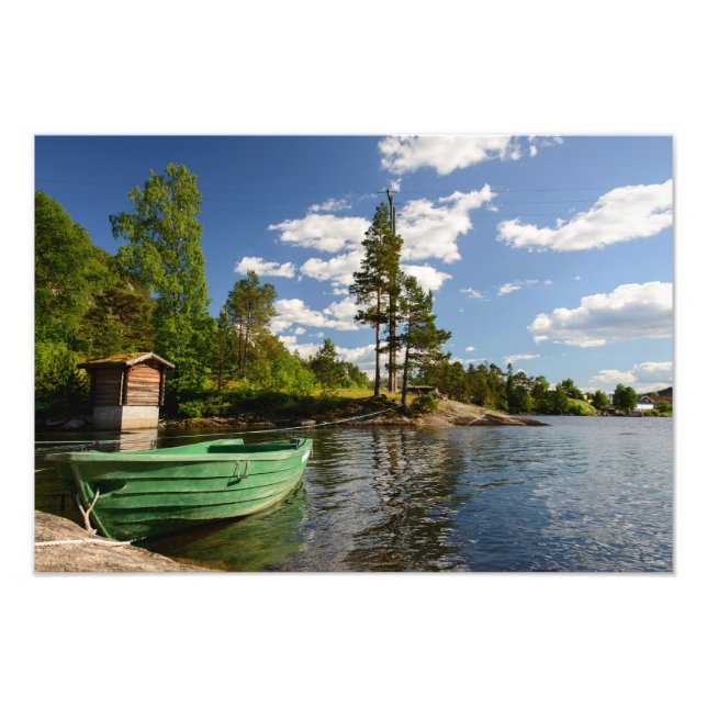 Grönt båt i fjord i Norge Fototryck (Framsidan)