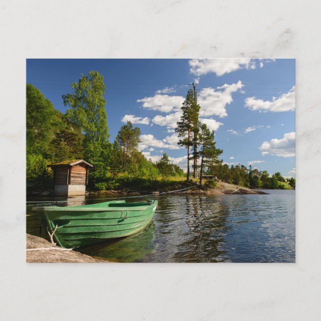 Grönt båt i fjord i vykort för Norge (Framsida)