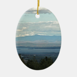 Grönt bergen julgransprydnad keramik