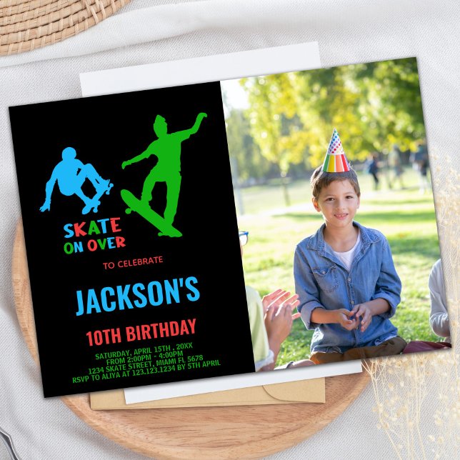 Grönt Black Photo Skateboard Birthday-inbjudningar Inbjudningar (Green Black Photo Skateboards Birthday Invitations)