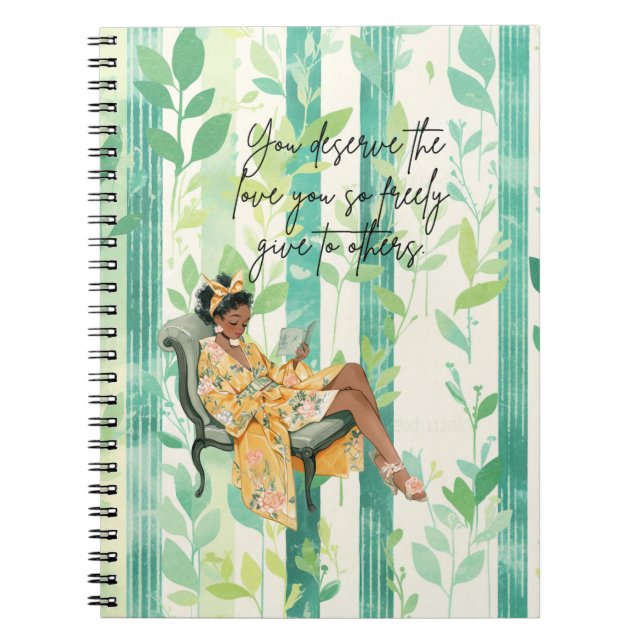 Grönt Blommönster Black Girl Reading Writer's Anteckningsbok (Framsidan)
