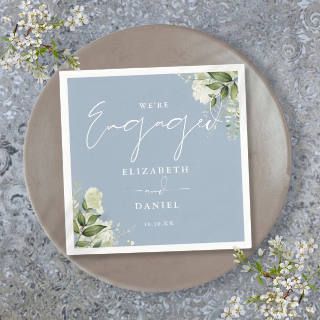 Grönt blomsterdammigt blått förlovningsfirande pappersservett (Greenery Floral Dusty Blue Engagement Party Napkins)