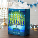 Grönt Blue Hanukkah Menorah Peace Kärlek Light<br><div class="desc">"Fred, kärlek och ljus." En närbild av en ljus, färglös, blå och grönt artsy-menorah hjälper dig att vaktera helgdag av Hanukkkah i stil. Känn julhelgens värme och glädje varje gång du användor den här söta och roligt personligen för storleka presentväskor. Matchningskort, porto, klistermärken, kuddar, husvagnar, totepåsar och andra produkter finns...</div>