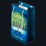 Grönt Blue Peace Kärlek Light Hanukkah Menorah Bol<br><div class="desc">"Fred, kärlek och ljus." En närbild av en ljus, färglös, blå och grönt artsy-menorah hjälper dig att vaktera helgdag av Hanukkkah i stil. Känn julhelgens värme och glädje när du användor den här söta och roligt personligen liten presentväska. Matchningskort, porto, klistermärken, kuddar, husvagnar, totepåsar och andra produkter finns också tillgängliga...</div>