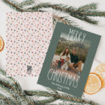 Grönt Boho Polka Lodrät jul - foto Julkort<br><div class="desc">Den här grönten boho polka prick jul-fotokort för lodrät är perfekt för din moderna bohemiska land-inspirerade Julhälsningar. Det klassiska, rustiska men finstilta, handritade teckensnittet ge är en snygg vintage som ser söt och enkel ut. Polka dots kom i jordtoner av rött, sage grönt, rosa, terrakotta, rost och tan. Utformningen är...</div>