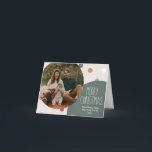 Grönt Boho Polka-pricken jul-foto med ett foto Helgkort<br><div class="desc">Den här grönten är boho polka-pricken julklappat med ett enda fotokort är perfekt för din moderna bohemiska land-inspirerade Julhälsningar. Det klassiska, rustiska men finstilta, handritade teckensnittet ge är en snygg vintage som ser söt och enkel ut. Polka dots kom i jordtoner av rött, sage grönt, rosa, terrakotta, rost och tan....</div>