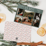 Grönt Boho Polka Punkt femfoto Julkort<br><div class="desc">Den här grönten boho polka-helgdag med fem punkter är perfekt för din moderna bohemiska land-inspirerade Julhälsningar. Det klassiska, rustiska men finstilta, handritade teckensnittet ge är en snygg vintage som ser söt och enkel ut. Polka dots kom i jordtoner av rött, sage grönt, rosa, terrakotta, rost och tan. Utformningen är utmärkt...</div>