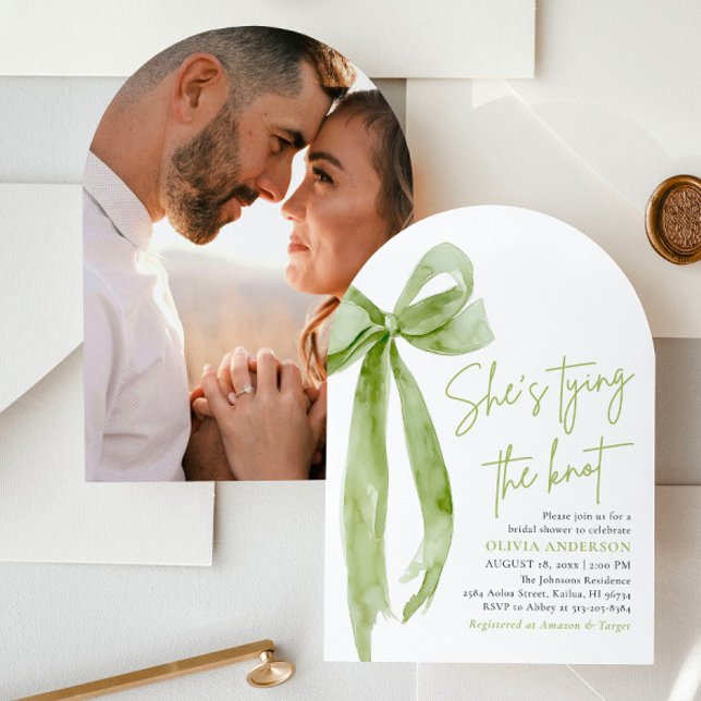 Grönt Bow Hon Gifter sig Arch Möhippa Inbjudningar (Modern Elegant Green Bow Ribbon Coquette She's Tying the Knot Bridal Shower Invitation)