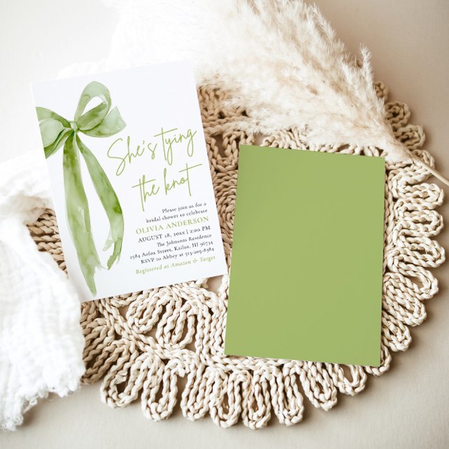 Grönt Bow Hon Gifter sig Möhippa Inbjudningar (Modern Elegant Green Bow Ribbon Coquette She's Tying the Knot Arch Bridal Shower Invitation)