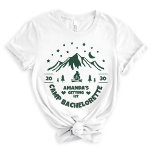 Grönt Bridesmaid Camping Bachelorette Party T Shirt<br><div class="desc">Tillbehör ditt campingtema bachelorette helg med hjälp av den här roligten och snyggten till brudens sida med grönt utomhus med temat inslag! Om du har några frågor eller förfrågningar om utformningen kan du kontakta oss via chattan. Vi skulle vara lycklig för att hjälpa till!</div>