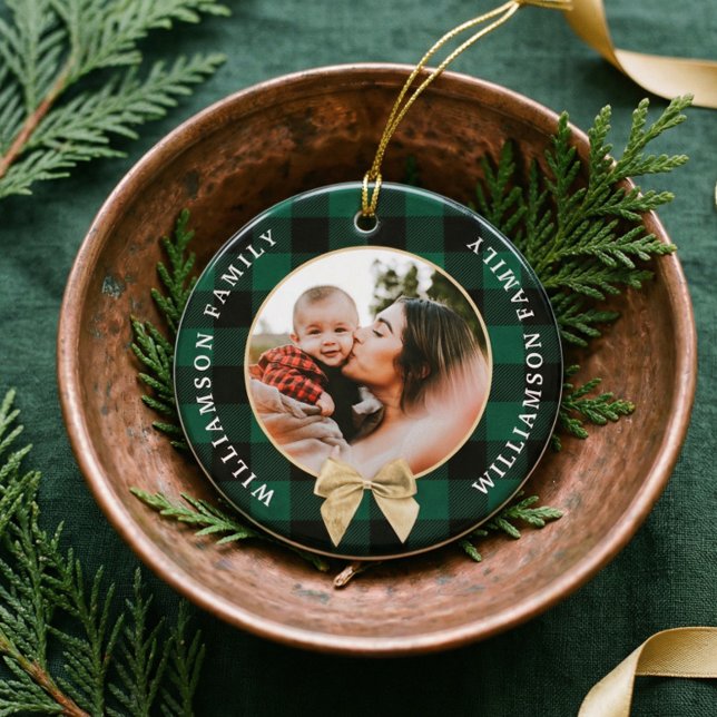 Grönt Buffalo Play Mönster Guld Bow-foto Julgransprydnad Keramik (Personalized Green Buffalo Plaid Family Photo Ceramic Ornament)