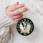 Grönt Buffalo Play Mönster Guld Bow-foto Julgransprydnad Keramik<br><div class="desc">Lägg till en mysigt och varm charm till Julgran med vår Pet-fotodekoration med en mysigt och varm grönt-buffel pläterad mönster-bakgrund. Cirkelfoto ram med fétive faux guld båge och ben. Anpassa med husdjuren namn och foto. Designad av Moodthology Papery</div>