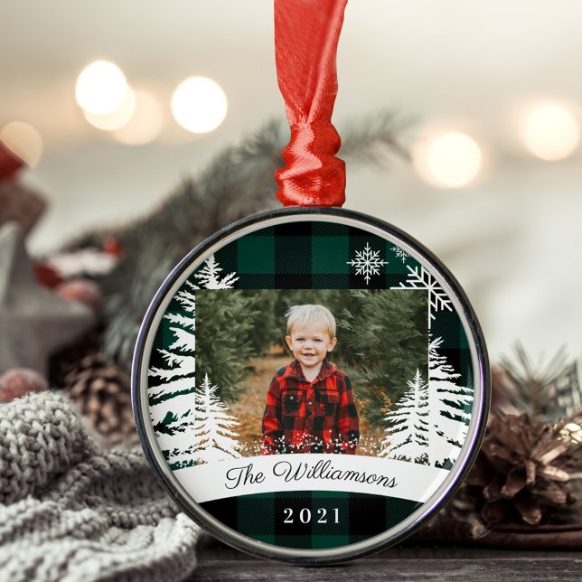 Grönt Buffalo Play Rustic Gräs Träd Family Photo Julgransprydnad Metall (Green Buffalo Plaid Rustic Pine Trees Family Photo Metal Ornament)
