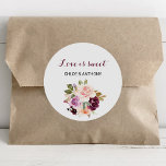 Grönt  Burgundy Blommigt Kärlek är Sweet Bröllop Runt Klistermärke<br><div class="desc">Den här grönten är den  burgunska blommigten kärlek är ett sött bröllop-klumpdekal som är perfekt för ett rustiskt bröllop. Utformningen har grönt i elegant,  ,  lila,  rött och burgundt,  handritade blomketter,  inspirerande naturskönhet.</div>