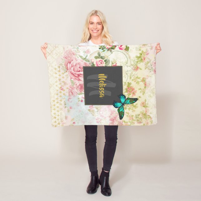 Grönt Butterfly on Chic Vintage Collage Monogram Fleecefilt (På plats)