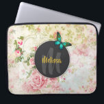 Grönt Butterfly on Chic Vintage Collage Monogram Laptop Sleeve<br><div class="desc">Ett laptop sleeve peronaliserades med en namn och en monogramstart. Designad med en elegant grönt-fjäril. En svart cirkel ram i mitten lades ovanpå en vintage i mönster med udda rosa ros och grönt guld lämnar med ett bländande gammaldags utseende.</div>