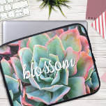 Grönt Cactus Succulent Photography Blommar Script Laptop Sleeve<br><div class="desc">Cacti blomstrar i den härligaste öknen villkor. Bygg styrkan i den här vackra grönten av rosa-tippade, mynta, blomstrande cactus när du användor detta unika, fotografiska neoprene laptop sleeve. Den här sleeven finns i tre storlekar: 15, 13 och 10 tum. Gör en underbar gåva till någon speciell! Du kan enkelt anpassa...</div>